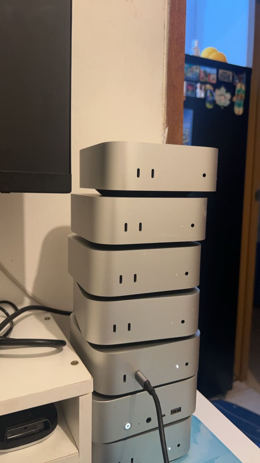 一摞正在运行的 Mac mini（实拍）