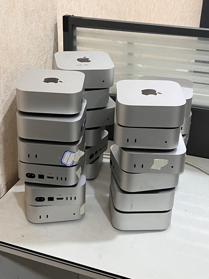 桌上一摞摞的 Mac mini（实拍）
