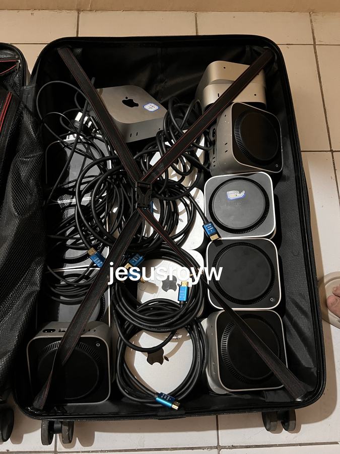 装在行李箱里的机器和线材（实拍）